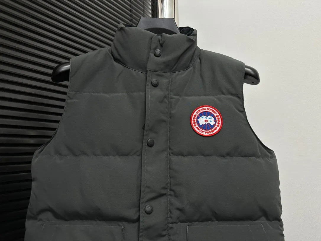 P360 [Canada Goose] Canada Goose #Freestyle Crew 4154M Men’s and Women’s Vest Down# ➖ Imported Behringer embroidery machine with customized 10,000-needle embroidery logo! ➖ Imported 21-count polyester-cotton blended original fabric, using Feather-Light 10D waterproof coating fabric, made of 84.5% polyester fiber and 15.5% cotton, 100% the best feel in the entire network! ➖ The genuine official website uses the national standard 80 white duck down, and will never be misled by false claims such as 90 down or goose down! ➖ 100% nylon nylon lining with double double-layer sealing design to prevent velvet from running away. Top-grade polar fleece is used in the collar and pockets to keep warm and comfortable! ➖ Yoshida YKK provides original custom-made electroplated sliders. YKK two-way lockable zippers are tight and smooth and will not peel off paint! ➖ 3M composite original Velcro is durable, and all accessories and hardware are disassembled and customized! ⛔No slander, no exaggeration, no need for too much copywriting, because it is focused, it is professional!  SIZE: XS S M L XL XXL